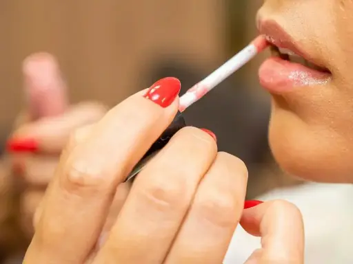 含玫瑰色調的防曬護唇膏